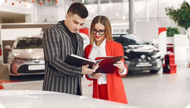 salesman and a client discussing a car loan in alberta
